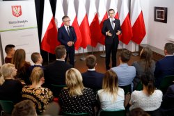 Na zdjęciu: Premier z Prezydentem Ostrołęki podczas konferencji prasowej. 