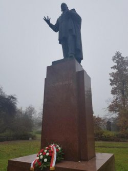 Na zdjęciu: pomnik Edwarda M. Housa. 