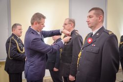 Na zdjęciu: Wicewojewoda Mazowiecki honoruje medalem strażaka. 