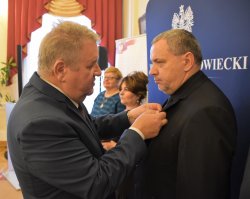 Na zdjęciu: Wicewojewoda Mazowiecki Sylwester Dąbrowski wręcza odznaczenia państwowe. 
