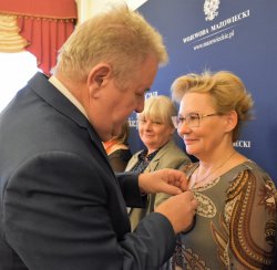Na zdjęciu: Wicewojewoda Mazowiecki Sylwester Dąbrowski wręcza odznaczenia państwowe. 