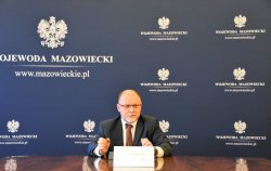 Na zdjęciu: Wojewoda Mazowiecki, Zdzisław Sipiera podczas konferencji prasowej. 