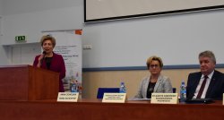 Na zdjęciu: konferencję otwiera Poseł Anna Cicholska. 