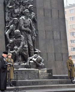 Na zdjęciu: modlitwa pod pomnikiem Bohaterów Getta. 