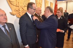 Na zdjęciu: wręczenie odznaczenia Krzysztofowi Murawskiemu, Kierownikowi Delegatury MUW w Radomiu. 