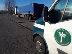 Na zdjęciu: Samochód Inspekcji Transportu Drogowego oraz zatrzymany transport jabłek. 