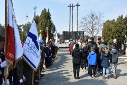 Na zdjęciu: Poczty sztandarowe podczas uroczystości upamiętniającej 79. rocznicę masowych egzekucji dokonanych przez Niemców w czasie II wojny światowej na mieszkańcach regionu radomskiego. 