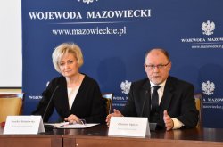 Wojewoda Mazowiecki oraz Mazowiecki Kurator Oświaty podczas konferencji prasowej dotyczącej przebiegu egzaminów gimnazjalnych na Mazowszu. 