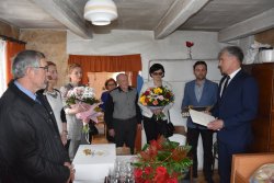 Na zdjęciu: Paweł Sagan pracownik delegatury MUW w Radomiu przekazuje list gratulacyjny od Premiera RP. 