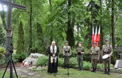 Uroczystości na Powązkach Wojskowych - złożenie wieńców, okolicznościowa modlitwa i przemówienia. 