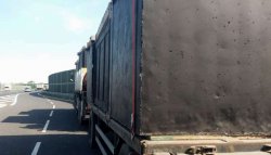 Na zdjęciu: przeładowane ciężarówki zatrzymane przez funkcjonariuszy WITD. 