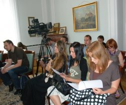  Dziennikarze zebrani w Mazowieckim Urzędzie Wojewódzkim dowiadują się o zasadach zgłaszania niedozwolonych reklam do inspektoratów nadzoru budowlanego.